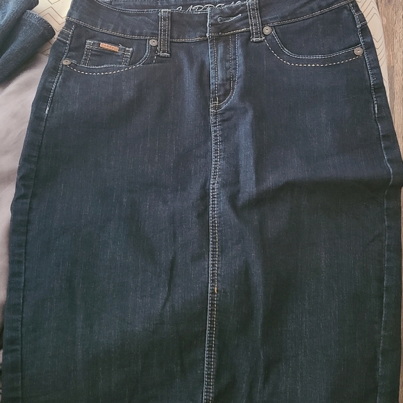 Carrel  jean skirt ! Like new. Size 29 W - Picture 4 of 5
